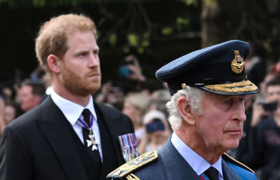 Prince Harry synon ribashkimin historik me babanë, Mbretin Charles
