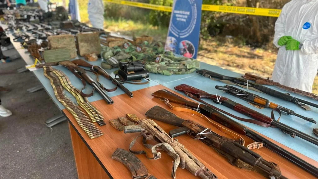 Plot armë e municion të kapura në veri, ekspozohen nga policia