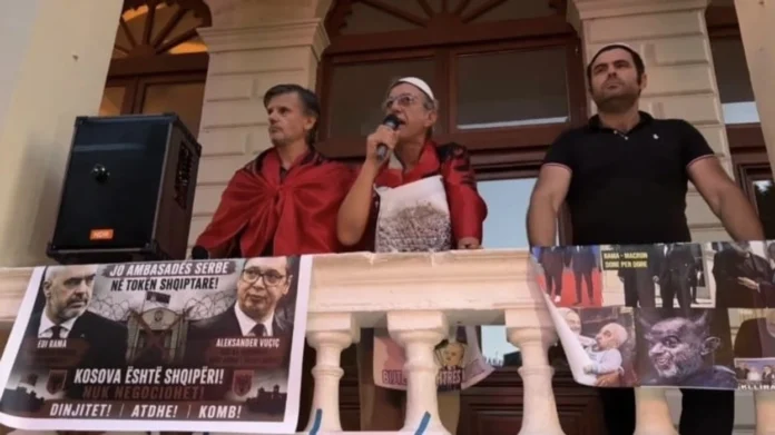 Banorët në protestë kundër hapjes së konsullatës serbe në Shkodër: I kemi të freskëta plagët