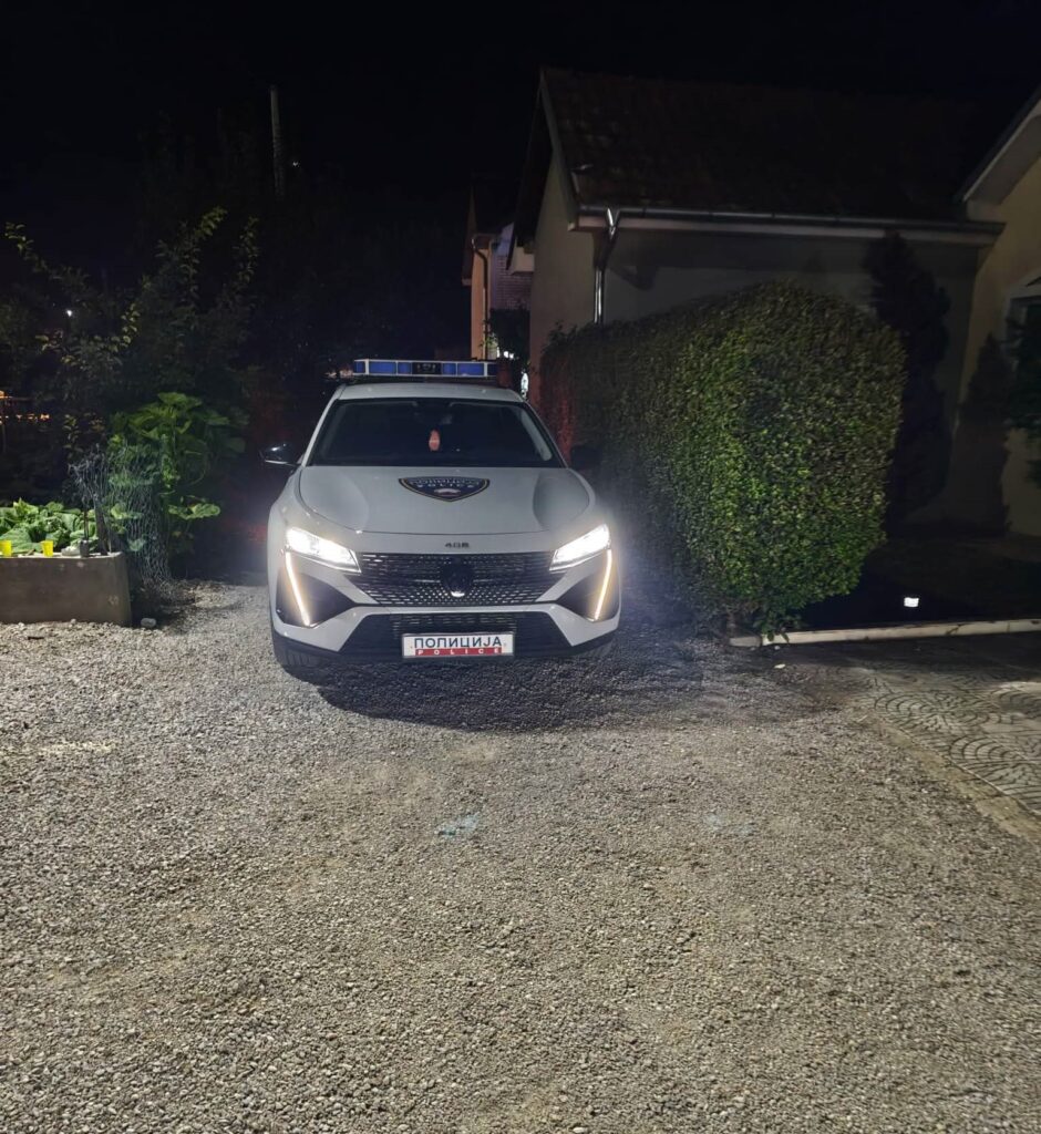 Plumb qorr godet një veturë në Opaj, policia në vendin e ngjarjes/VIDEO/