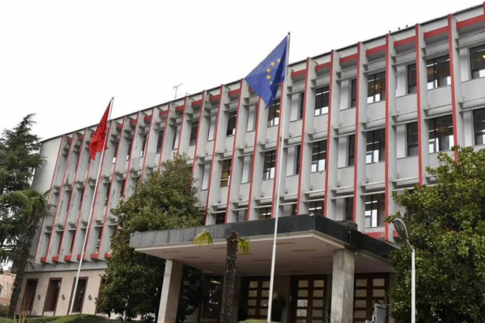 Rreth 300 mijë shqiptarë kalojnë sezonalisht Kroaci-Mali i Zi, Ministria e Jashtme ndërmerr masa për lehtësimin e kalimeve