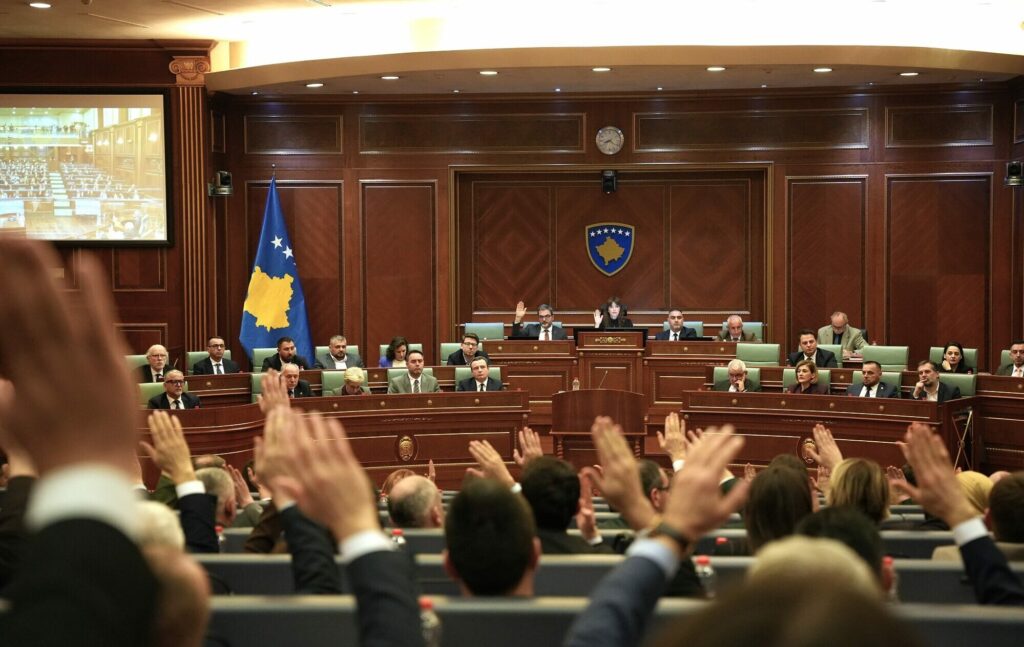 Seanca konstituive vazhdon të shtunën, megjithëse afati kushtetues për Kuvendin mbaron në mesnatë