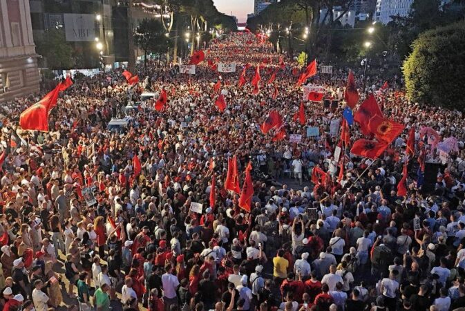 “Në pranga jo vetë Agasi”/Protesta e 89, qytetarët kërkojnë arrestimin e Ramës dhe Ballukut!