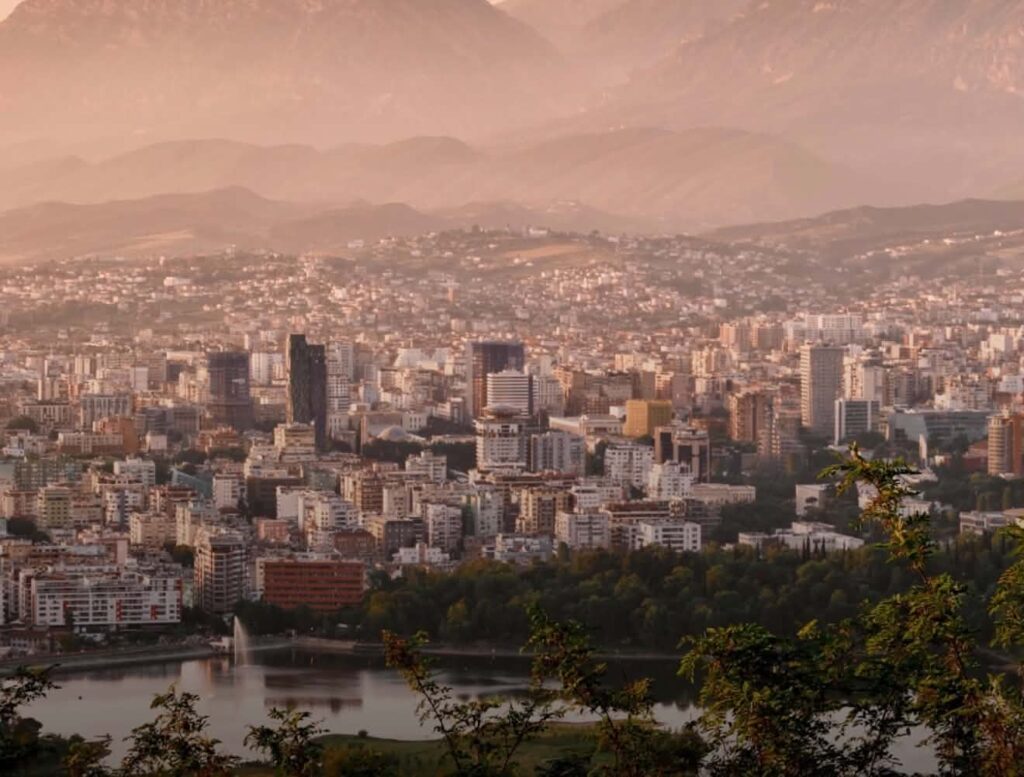 Britanikët: Tirana “pushton” Evropën: Qyteti më i lirë për turistët – drekë 8 €, birrë 1.50 €, hotel vetëm 32 €!