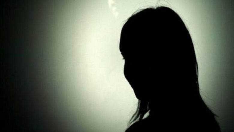 Mitrovicë: Një e mitur dhunohet nga një vajzë, tjetra e incizon-Gjatë sulmit dëgjohet duke qarë me dënesë