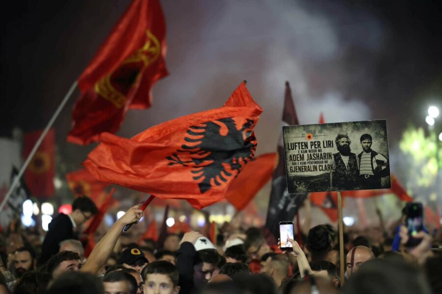 “Besa-besë” në shesh, Prishtina vërshohet nga protestuesit kundër Speciales