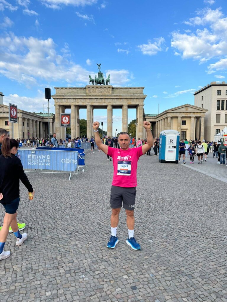 Menshir Misini uron Isni Alijin: Nga Marathonomaku i Nolit te finishi i Maratonës së Berlinit!