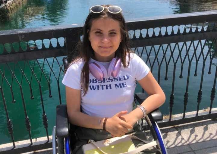 Elifi nga Dibra lëviz me karrocë dhe dy motrat e saj çdo ditë e hypin dhe zbresin nga kati i katërt! Ato kanë nevojë për ndihmën tonë!
