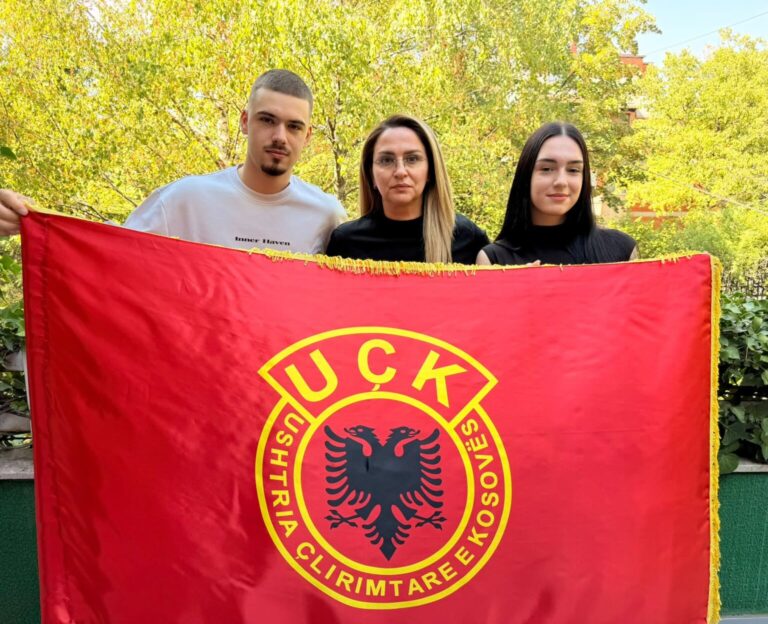 “Nën hijen e këtij flamuri, gjithmonë krenarë, gjithmonë të fortë!” – mesazhi i Shqipe Selimit një ditë pas vendimit të Hagës