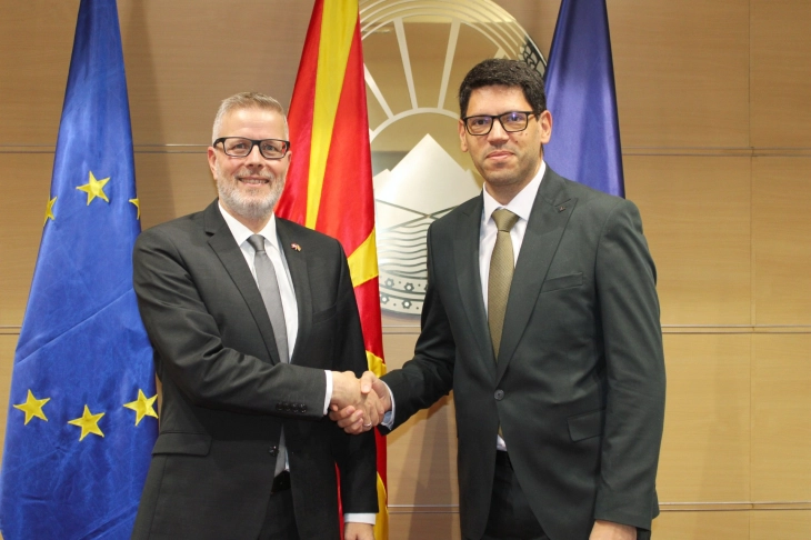 Ferati takon ambasadorin e Zvicrës, në fokus investimet dhe bashkëpunimi ekonomik