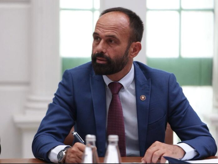 Reagon ministri Shasivari: Nuk mbështeta Gjykatën Speciale, mos më shtrembëroni qëndrimin