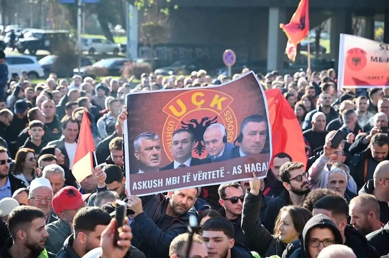 Protestë në mbështetje të ish-krerëve të UÇK-së/Sheshi “Skënderbej” – Shkup