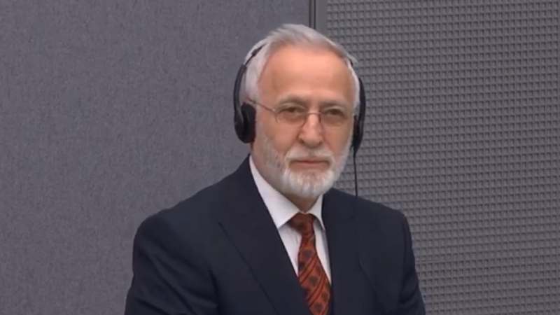 “E kanë detyru të rrijë në një qoshe- e kanë lidhë, e kanë trajtu në mënyrë brutale”, Sherifi rikujton dërgimin në Hagë të Jakup Krasniqit