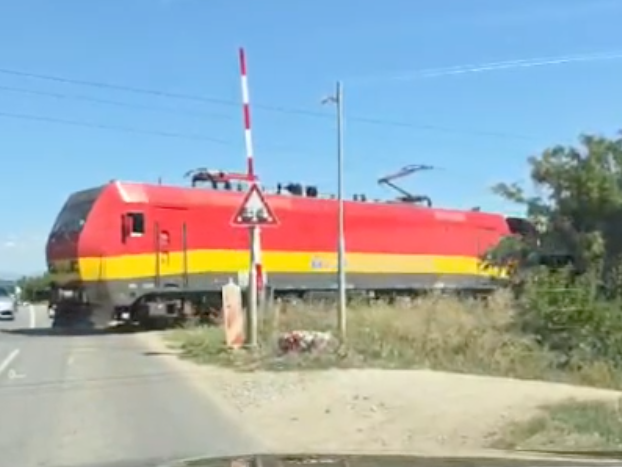 Treni kalon në Llopat të Kumanovës, trau (rampa) i ngritur!