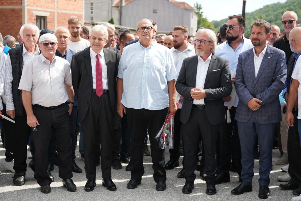 Ali Ahmeti e Fazli Veliu bëhen bashkë pas një kohe të gjatë, në Kollarë përkujtuan Beqir Limanin