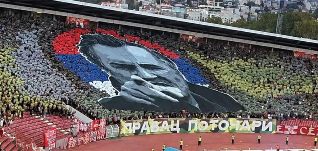Skena të turpshme dhe skandaloze në derbin e Beogradit: Krahas figurës së kriminelit Mladiç, u shfaq mesazhi “Drejt Potoçarit”