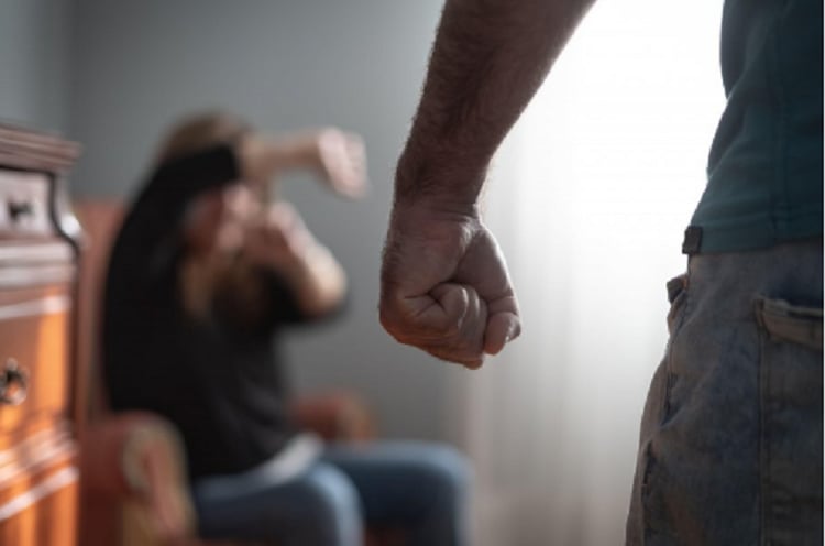Nënë 45-vjeçare nga Shkupi akuzohet se keqtrajtoi për një kohë të gjatë vajzën e saj 13-vjeçare