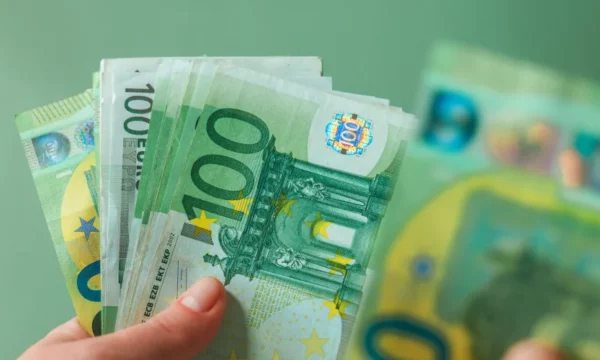 Mërgimtarët dërguan 692 milionë euro në Kosovë gjatë gjashtë muajve të parë të 2026-s