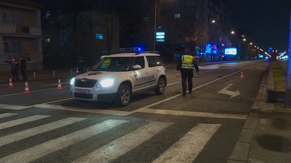 Meksikani me tre mbiemra e rreh me “llos” një polic në Shkup