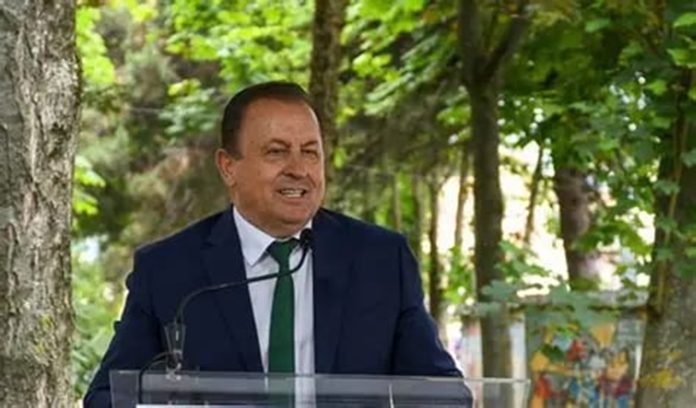 Ramiz Merko dënohet me 5.000 euro për pllakën para Komunës së Strugës