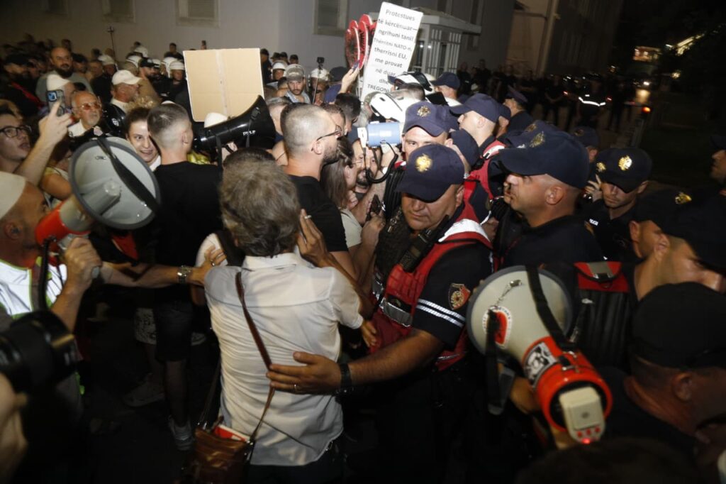 Bllokuan për dy orë Ramën në zyrë, policia arreston 14 protestues pas tensioneve para Kryeministrisë