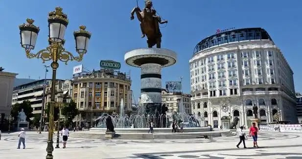 Turp apo padije : Të rinjtë nuk e dinë çfarë është 8 Shtatori, mendojnë se është Dita e Nënave!
