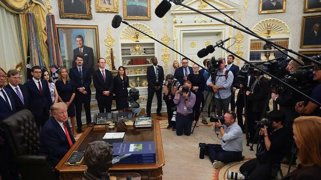 Trump dëbon CNN dhe Politico nga Shtëpia e Bardhë