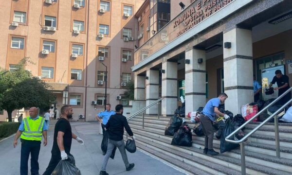 LVV dërgon thasë me mbeturina para Komunës së Prishtinës