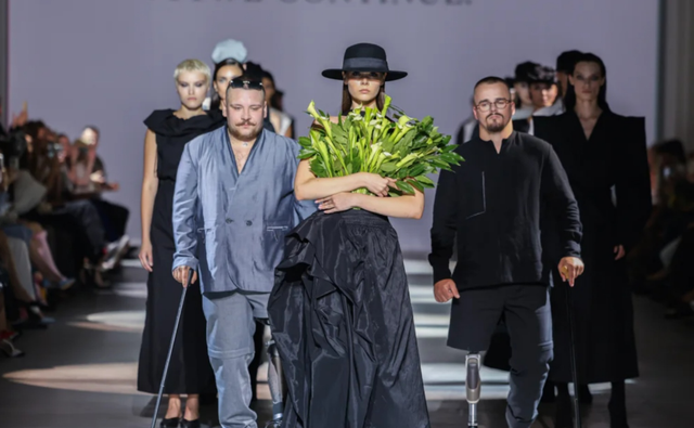Një sfilatë ndryshe/ Ushtarët ukrainas me amputime sfidojnë pasarelat e modës