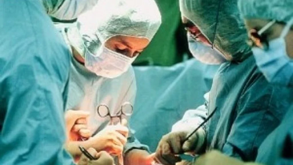 Në Maqedoni për herë të parë bëhet transplantimi i veshkës nga nëna te fëmija i saj me sindromën Alport