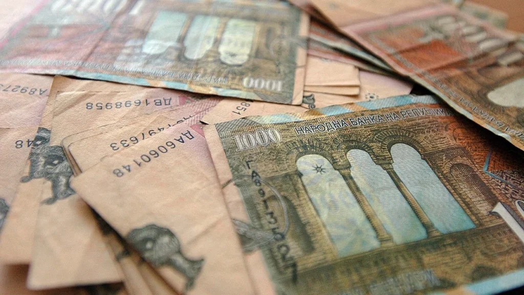 Mickoski paralajmëron pagë mesatare nga 1.000 euro
