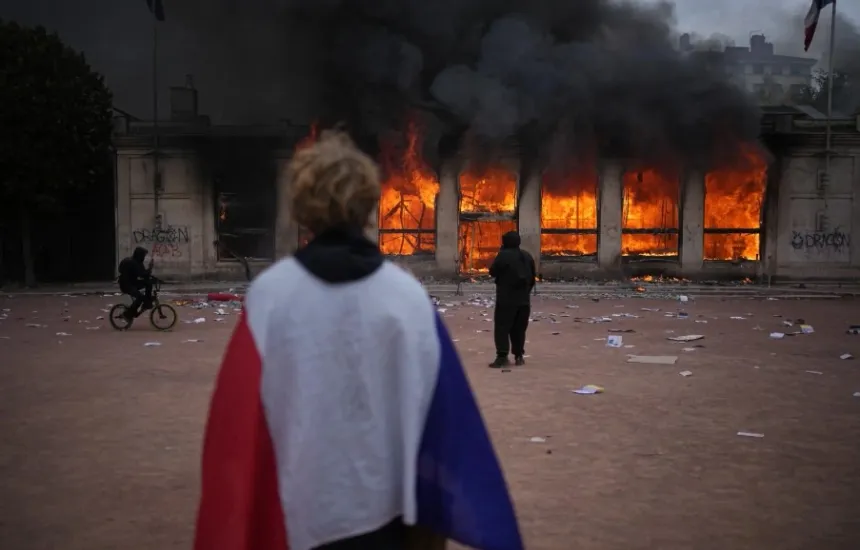 Franca vendos orë policore në disa zona, pas protestave të dhunshme