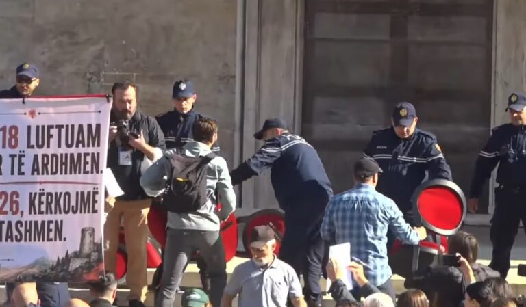 “Pa dorëheqje nuk ka dialog”- Protestuesit ia thyejnë karriget Ramës që i vendosi para Kryeministrisë (VIDEO)