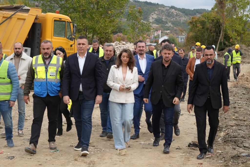 Hoxha kryen inspektim në Saraj: Rregullohen 12 kilometra të shtratit të Lumit të Thatë