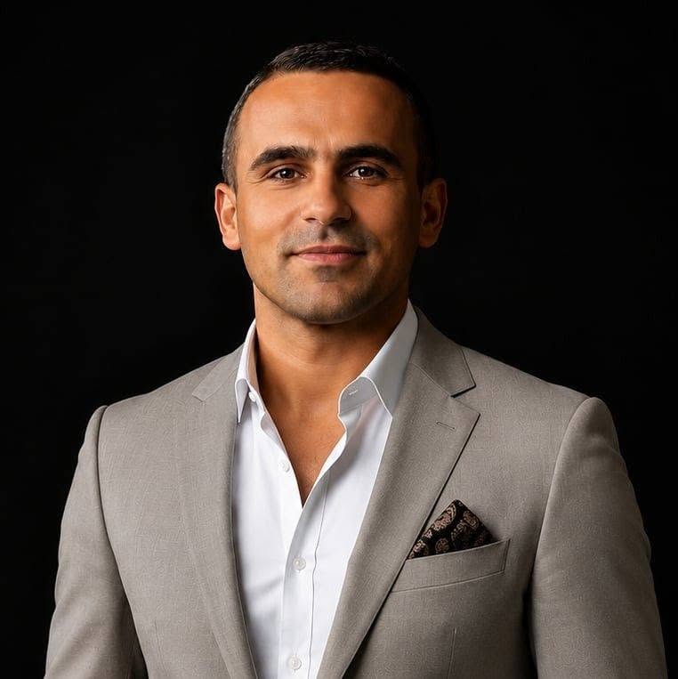 Protestat në Tiranë, gazetari Destan Jonuzi pyet ambasadorin shqiptar në Shkup: A je kësajde, zoti Ambasador?