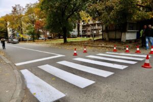 Izet Mexhiti  Punimet vazhdojnë  vendosen vijat për këmbësorë në rrugët Resenska dhe Strumicka
