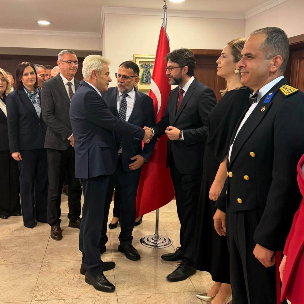 Ali Ahmeti në pritjen solemne për 103-vjetorin e Republikës së Turqisë në Shkup