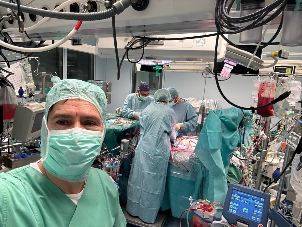 Nga Vaksinca në majat e mjekësisë gjermane! Dr. Bedri Ramadani pjesë e ekipit që realizoi transplantin e 400-të të zemrës
