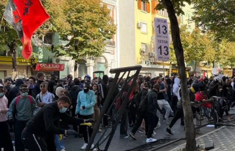 Protesta në Tiranë, 40 të arrestuar dhe 5 zyrtarë policie të pezulluar
