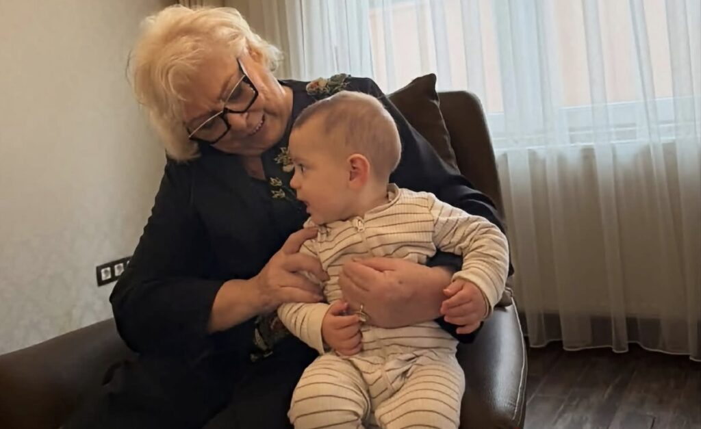 Presidentja Shiroka-Pula viziton familjen e Jakup Krasniqit, mban në krahë nipin e tij
