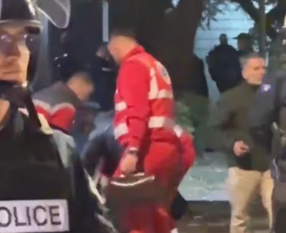 Lëndohet një qytetar gjatë protestës, intervenojnë ekipet mjekësore