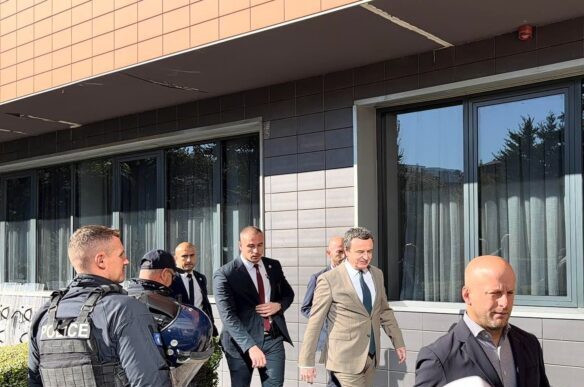 “Na jepni votën për Specialen”, protestuesit i drejtohen Kurtit teksa kalon pranë Kuvendit