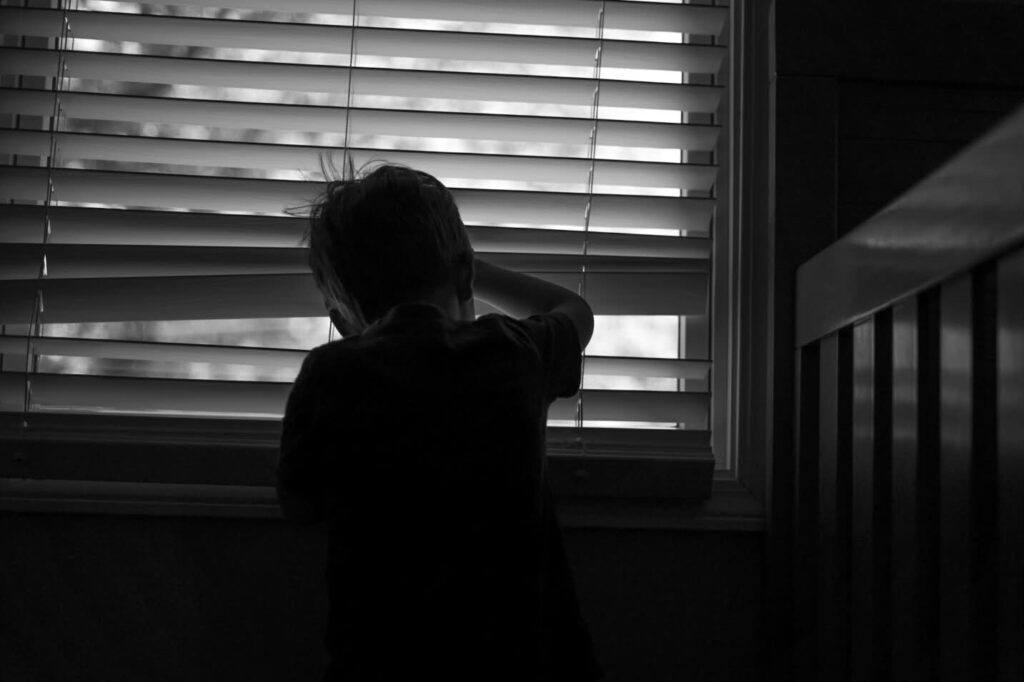 „Pesë veta rrahin një fëmijë dhe e filmojnë“: Dëshmi shqetësuese nga Tetova