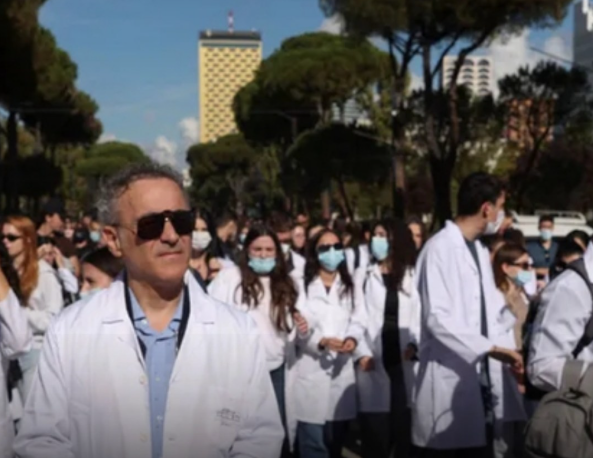 Gazeta gjermane: Vuçiç dhe Erdogan mbështesin Ramën, ndërsa mjekët dhe profesorët mbështesin studentët