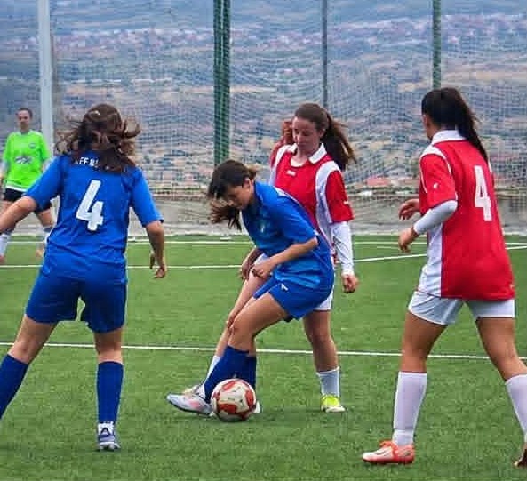 Rona Kamberi nga Llojani i Kumanovës, talenti i futbollit që po spikat në fushën e gjelbër!
