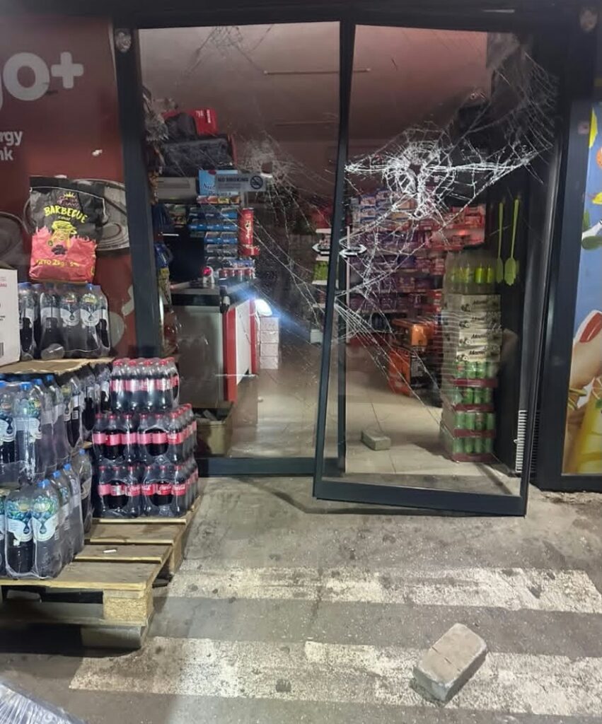 Alarmi i zbulon hajdutët brenda Market Blerimi, tentuan të vjedhin bankomatin!