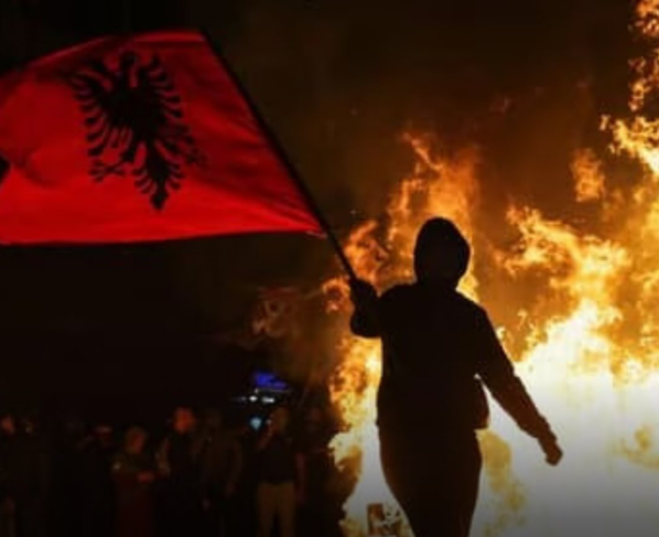 “Financial Times”: Protestat, kërcënim serioz për Ramën