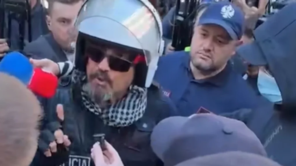“Djali im është me ju” – Kreu i FNSH-së në Tiranë debaton me protestuesit: Ju kam xhan, vetëm paqësisht