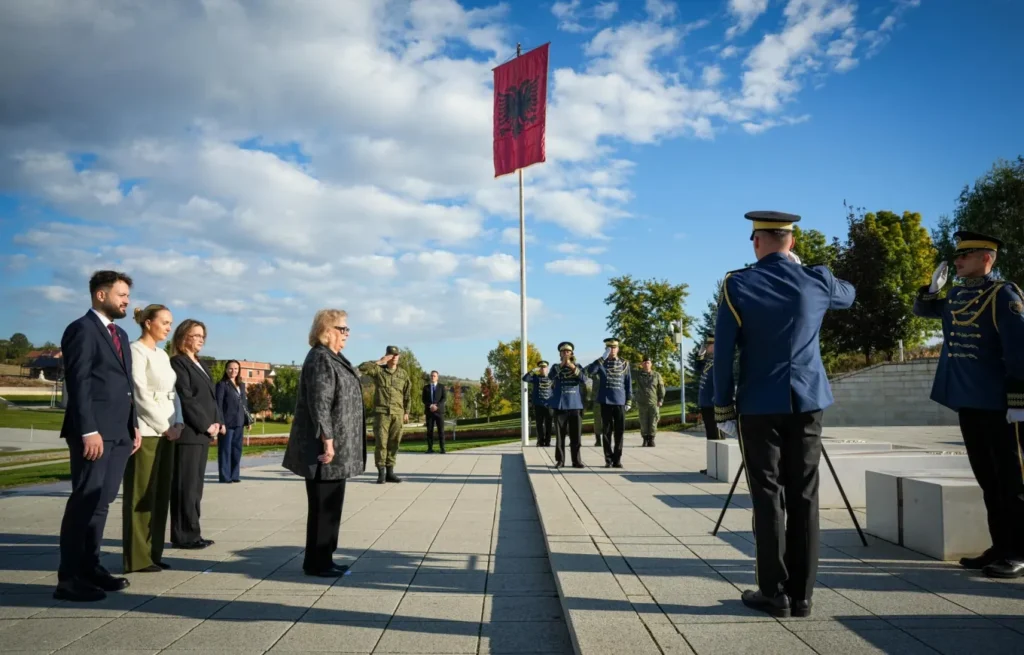 Vizitën e parë e nis me homazhe, Shiroka-Pula nderon figurat historike