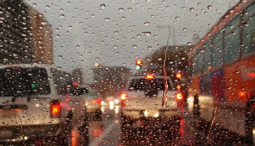 Rikthehet i ftohti në Maqedoni: Shi, borë në male dhe erë mbi 60 km/h!
